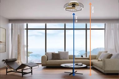 Hauteur idéale d'un ventilateur de plafond: fenêtres ouvertes sur un salon lumineux avec plafond et meuble, flèches orange et bleue indiquant les distances à respecter.