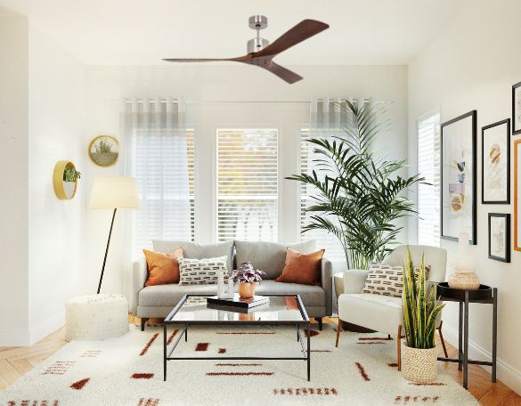 Salon lumineux avec canapé gris, tapis beige et plantes d’intérieur; un ventilateur plafond moderne au centre. destratificateur comment ça marche