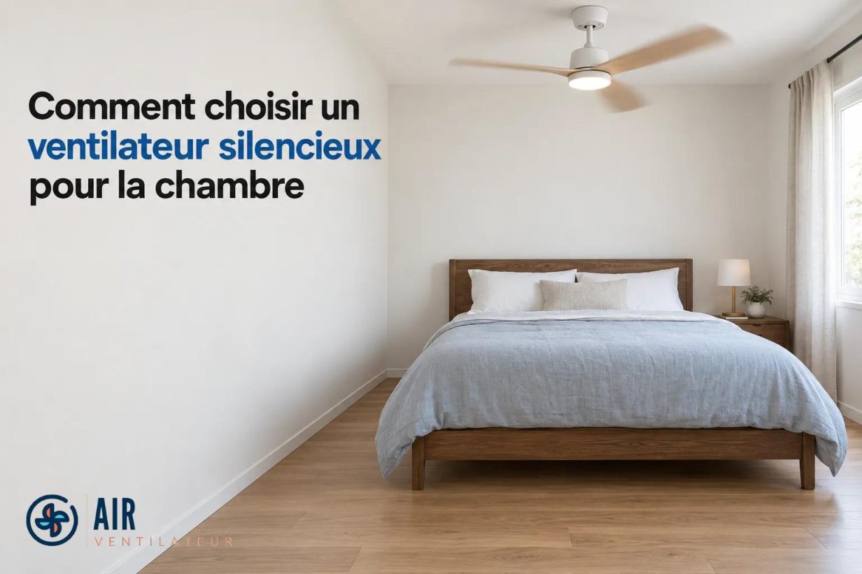 Une chambre avec un lit en bois et une lampe de chevet, vue dégagée sur le mur et le plafond où tourne un ventilateur