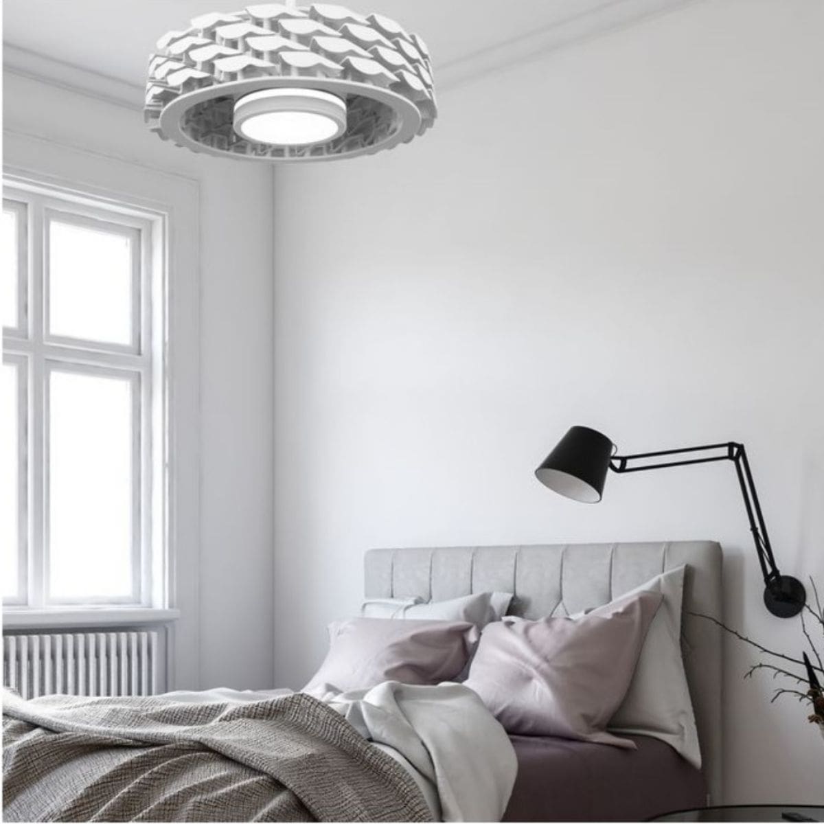 Lampe design au plafond et lampe d’appoint au-dessus du lit, chambre lumineuse au style minimaliste avec lit et coussins pastel. comment fonctionne un ventilateur sans pale inspirant.