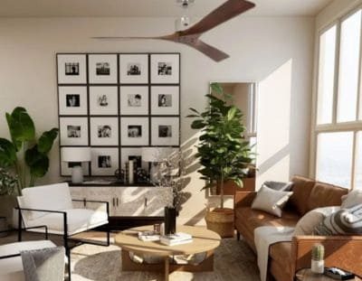 Salon moderne avec ventilateur de plafond et lumière suspendue, grandes fenêtres, plantes et canapé beige. A l’image: ambiance lumineuse et déco chaleureuse.