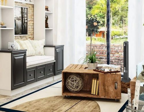 Ventilateur sur pied ou mural dans un salon lumineux, avec meuble en bois, plantes et rangement.