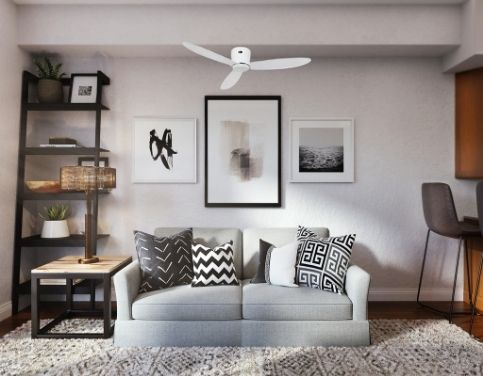 Salon contemporain avec canapé gris et pièce décorative, ventilateur de plafond blanc fixé au centre.