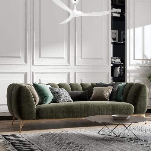 Vase et lustre? Non, un canapé vert foncé avec coussins dans un salon lumineux et une grande lampe plafonnier blanche