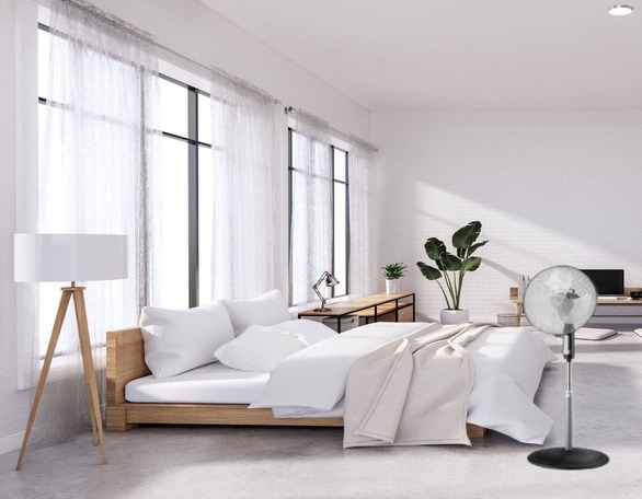 Ventilateur placé près d'un lit dans une chambre lumineuse et épurée.