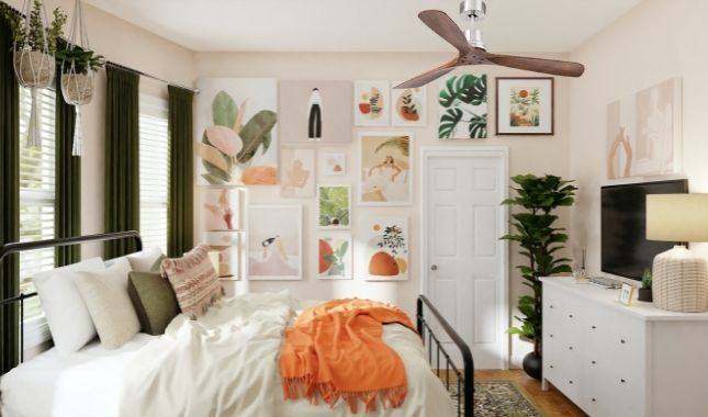 Ventilateur de plafond au-dessus d'une chambre lumineuse avec lit et mur décoré de cadres.